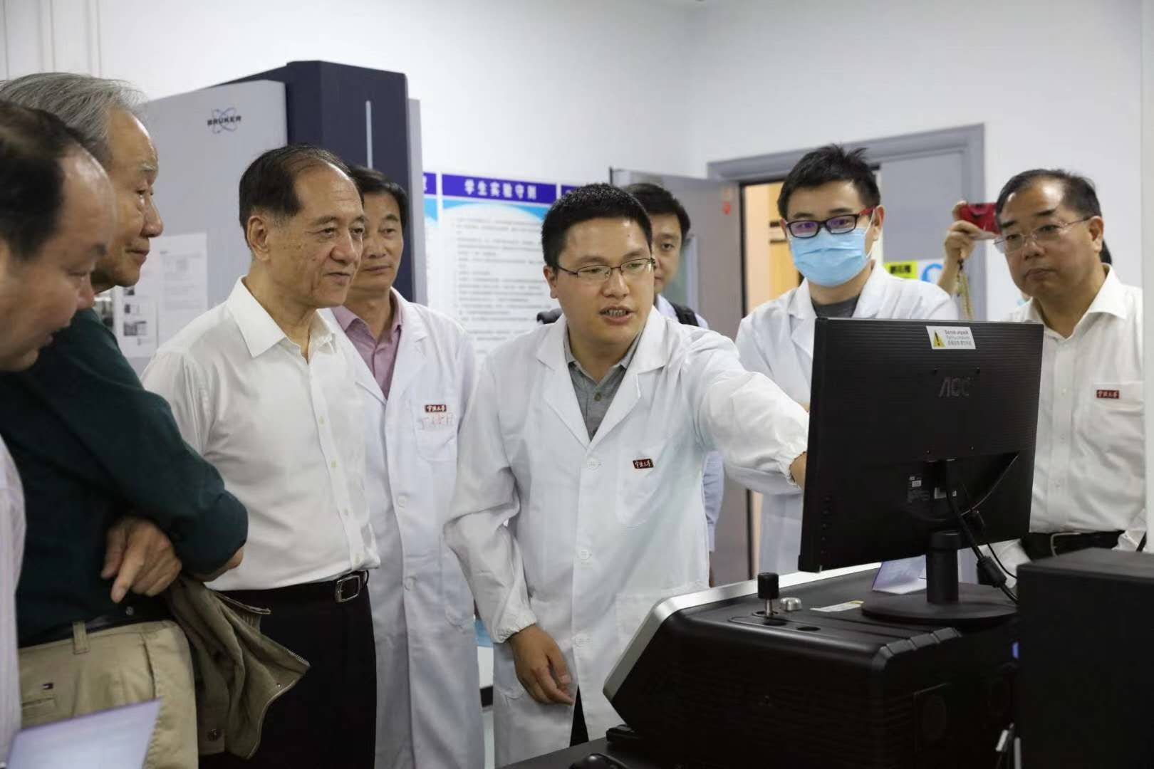 全國政協(xié)副主席、九三學(xué)社中央主席韓啟德先生一行，在寧波市委副書記、市長裘東耀等寧波市委市政府市政協(xié)主要領(lǐng)導(dǎo)同志陪同下，來實驗室參觀我司最新研發(fā)的兩款便攜式質(zhì)譜儀。  ?